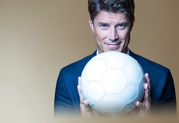 Brian Laudrup stikker ud på tre af kampene på en fantastisk fodboldlørdag